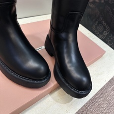Miumiu 2026 秋冬高定系列新款羊羔毛防寒保暖高筒及膝女长靴 缪缪字母logo厚底低跟圆头复古擦色一脚蹬机车骑士 Miumiu 2026 秋冬高定系列新款羊羔毛防寒保暖高筒及膝女长靴 缪缪字母logo厚底低跟圆头复古擦色一脚蹬机车骑士