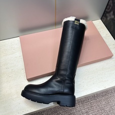 Miumiu 2026 秋冬高定系列新款羊羔毛防寒保暖高筒及膝女长靴 缪缪字母logo厚底低跟圆头复古擦色一脚蹬机车骑士 Miumiu 2026 秋冬高定系列新款羊羔毛防寒保暖高筒及膝女长靴 缪缪字母logo厚底低跟圆头复古擦色一脚蹬机车骑士