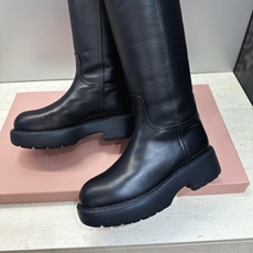 Miumiu 2026 秋冬高定系列新款羊羔毛防寒保暖高筒及膝女长靴 缪缪字母logo厚底低跟圆头复古擦色一脚蹬机车骑士 Miumiu 2026 秋冬高定系列新款羊羔毛防寒保暖高筒及膝女长靴 缪缪字母logo厚底低跟圆头复古擦色一脚蹬机车骑士