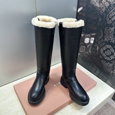 Miumiu 2026 秋冬高定系列新款羊羔毛防寒保暖高筒及膝女长靴 缪缪字母logo厚底低跟圆头复古擦色一脚蹬机车骑士 Miumiu 2026 秋冬高定系列新款羊羔毛防寒保暖高筒及膝女长靴 缪缪字母logo厚底低跟圆头复古擦色一脚蹬机车骑士