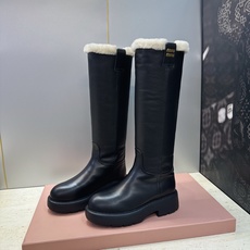 Miumiu 2026 秋冬高定系列新款羊羔毛防寒保暖高筒及膝女长靴 缪缪字母logo厚底低跟圆头复古擦色一脚蹬机车骑士 Miumiu 2026 秋冬高定系列新款羊羔毛防寒保暖高筒及膝女长靴 缪缪字母logo厚底低跟圆头复古擦色一脚蹬机车骑士