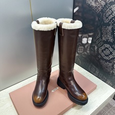 Miumiu 2026 秋冬高定系列新款羊羔毛防寒保暖高筒及膝女长靴 缪缪字母logo厚底低跟圆头复古擦色一脚蹬机车骑士 Miumiu 2026 秋冬高定系列新款羊羔毛防寒保暖高筒及膝女长靴 缪缪字母logo厚底低跟圆头复古擦色一脚蹬机车骑士
