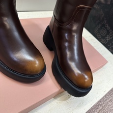 Miumiu 2026 秋冬高定系列新款羊羔毛防寒保暖高筒及膝女长靴 缪缪字母logo厚底低跟圆头复古擦色一脚蹬机车骑士 Miumiu 2026 秋冬高定系列新款羊羔毛防寒保暖高筒及膝女长靴 缪缪字母logo厚底低跟圆头复古擦色一脚蹬机车骑士