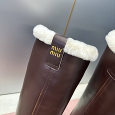 Miumiu 2026 秋冬高定系列新款羊羔毛防寒保暖高筒及膝女长靴 缪缪字母logo厚底低跟圆头复古擦色一脚蹬机车骑士 Miumiu 2026 秋冬高定系列新款羊羔毛防寒保暖高筒及膝女长靴 缪缪字母logo厚底低跟圆头复古擦色一脚蹬机车骑士