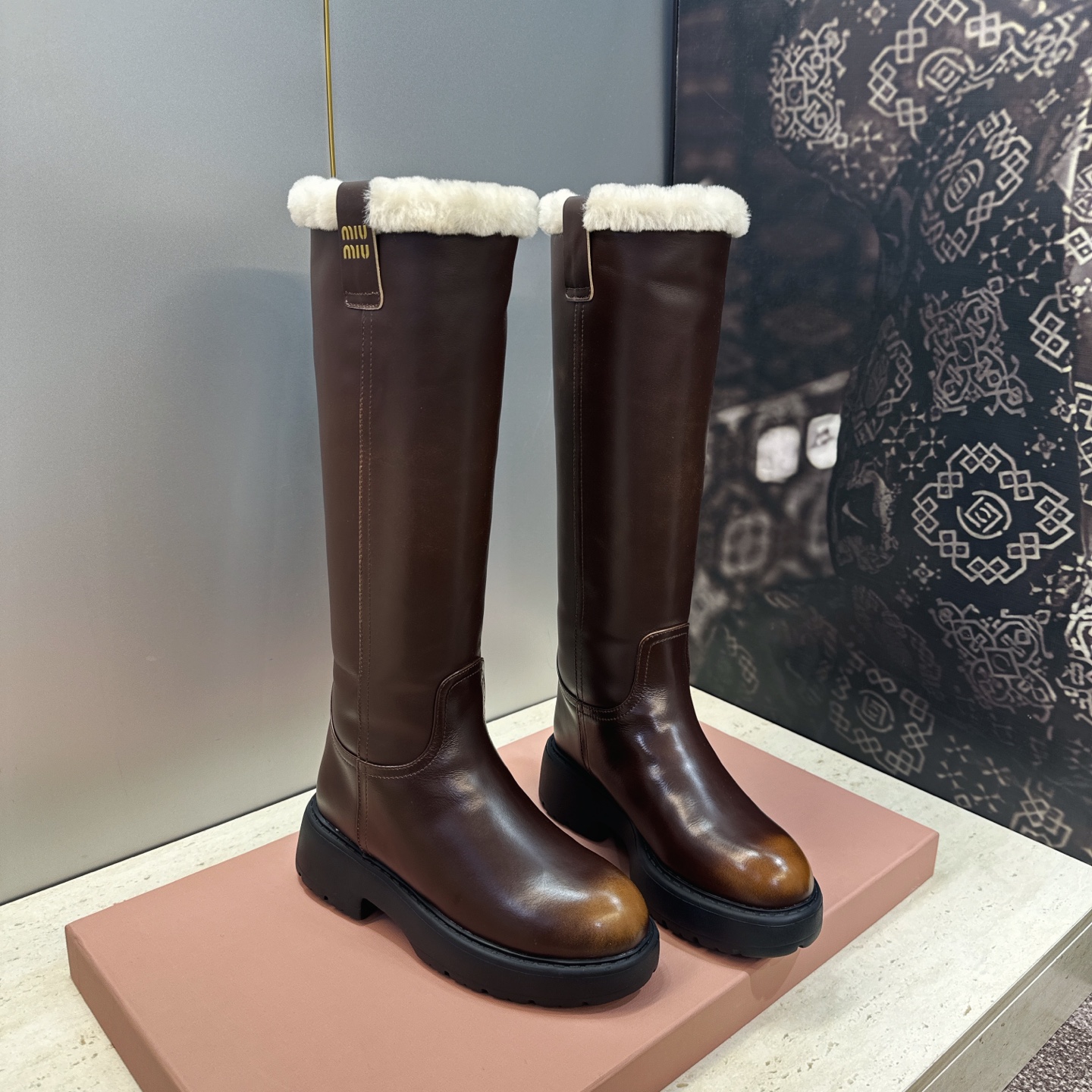 Miumiu 2026 秋冬高定系列新款羊羔毛防寒保暖高筒及膝女长靴 缪缪字母logo厚底低跟圆头复古擦色一脚蹬机车骑士