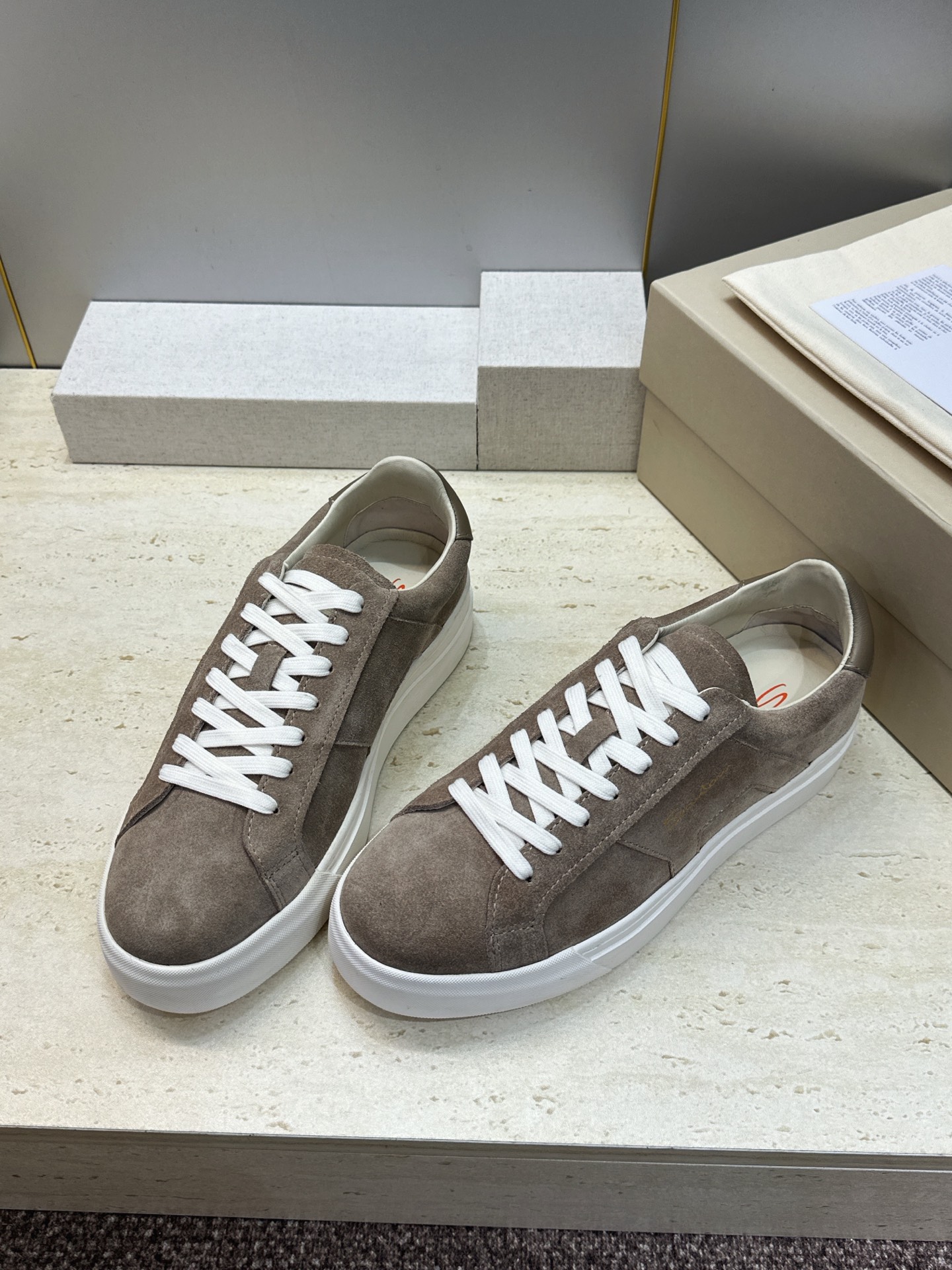 (仅男码) Santoni 2026秋冬新款系带舒适休闲时尚男鞋 圣东尼字母logo厚底圆头拼色百搭拼色滑板鞋 材质: (仅男码) Santoni 2026秋冬新款系带舒适休闲时尚男鞋 圣东尼字母logo厚底圆头拼色百搭拼色滑板鞋 材质: