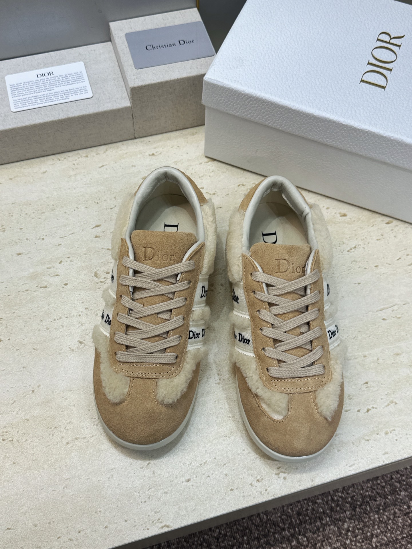 迪奥 Dior 2026春夏新款Ribbon系带休闲帆布运动小白鞋 CD字母logo织带平底圆头拼色阿甘德训鞋 材质: 迪奥 Dior 2026春夏新款Ribbon系带休闲帆布运动小白鞋 CD字母logo织带平底圆头拼色阿甘德训鞋 材质:
