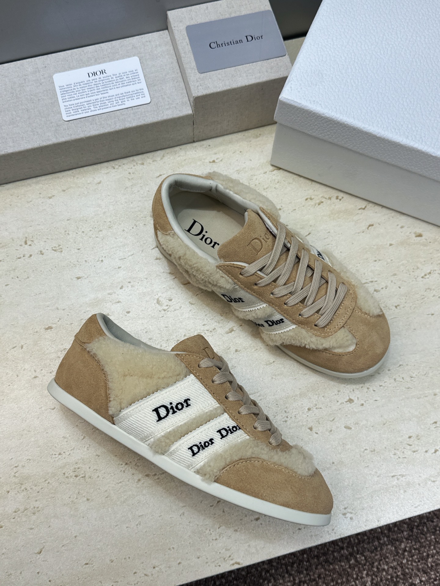 迪奥 Dior 2026春夏新款Ribbon系带休闲帆布运动小白鞋 CD字母logo织带平底圆头拼色阿甘德训鞋 材质: 迪奥 Dior 2026春夏新款Ribbon系带休闲帆布运动小白鞋 CD字母logo织带平底圆头拼色阿甘德训鞋 材质:
