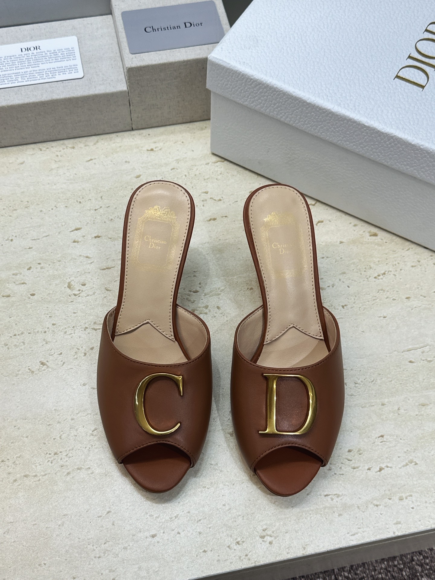 迪奥 DIOR 2026春夏走秀新款C’est高定系列高跟尖头女鞋 明星同款CD字母logo五金扣鱼嘴露趾拼色凉拖鞋 迪奥 DIOR 2026春夏走秀新款C’est高定系列高跟尖头女鞋 明星同款CD字母logo五金扣鱼嘴露趾拼色凉拖鞋