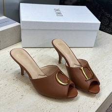 迪奥 DIOR 2026春夏走秀新款C’est高定系列高跟尖头女鞋 明星同款CD字母logo五金扣鱼嘴露趾拼色凉拖鞋 迪奥 DIOR 2026春夏走秀新款C’est高定系列高跟尖头女鞋 明星同款CD字母logo五金扣鱼嘴露趾拼色凉拖鞋