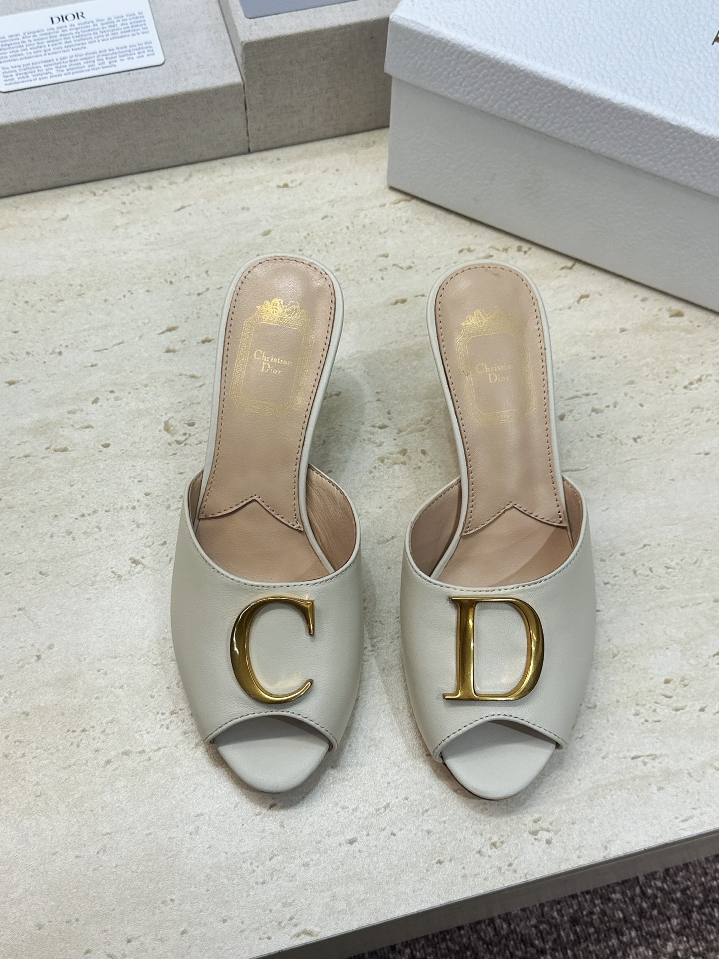 迪奥 DIOR 2026春夏走秀新款C’est高定系列高跟尖头女鞋 明星同款CD字母logo五金扣鱼嘴露趾拼色凉拖鞋 迪奥 DIOR 2026春夏走秀新款C’est高定系列高跟尖头女鞋 明星同款CD字母logo五金扣鱼嘴露趾拼色凉拖鞋