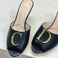 迪奥 DIOR 2026春夏走秀新款C’est高定系列高跟尖头女鞋 明星同款CD字母logo五金扣鱼嘴露趾拼色凉拖鞋 迪奥 DIOR 2026春夏走秀新款C’est高定系列高跟尖头女鞋 明星同款CD字母logo五金扣鱼嘴露趾拼色凉拖鞋