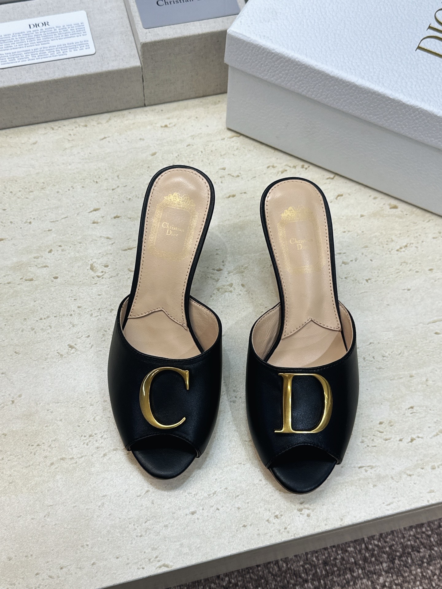 迪奥 DIOR 2026春夏走秀新款C’est高定系列高跟尖头女鞋 明星同款CD字母logo五金扣鱼嘴露趾拼色凉拖鞋 迪奥 DIOR 2026春夏走秀新款C’est高定系列高跟尖头女鞋 明星同款CD字母logo五金扣鱼嘴露趾拼色凉拖鞋