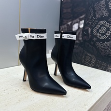 迪奥 DIOR 2026秋冬新款高定系列 J’ADIOR 骑士女短靴 明星同款CD字母logo织带蝴蝶结高跟尖头头机车及 迪奥 DIOR 2026秋冬新款高定系列 J’ADIOR 骑士女短靴 明星同款CD字母logo织带蝴蝶结高跟尖头头机车及