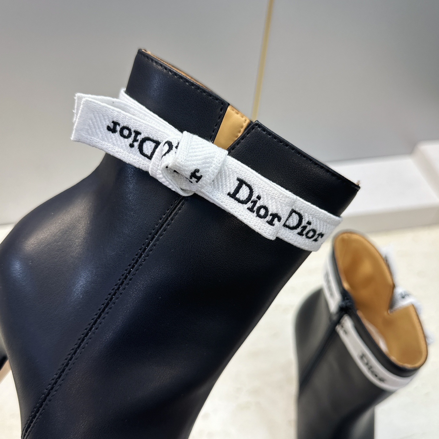 迪奥 DIOR 2026秋冬新款高定系列 J’ADIOR 骑士女短靴 明星同款CD字母logo织带蝴蝶结高跟尖头头机车及