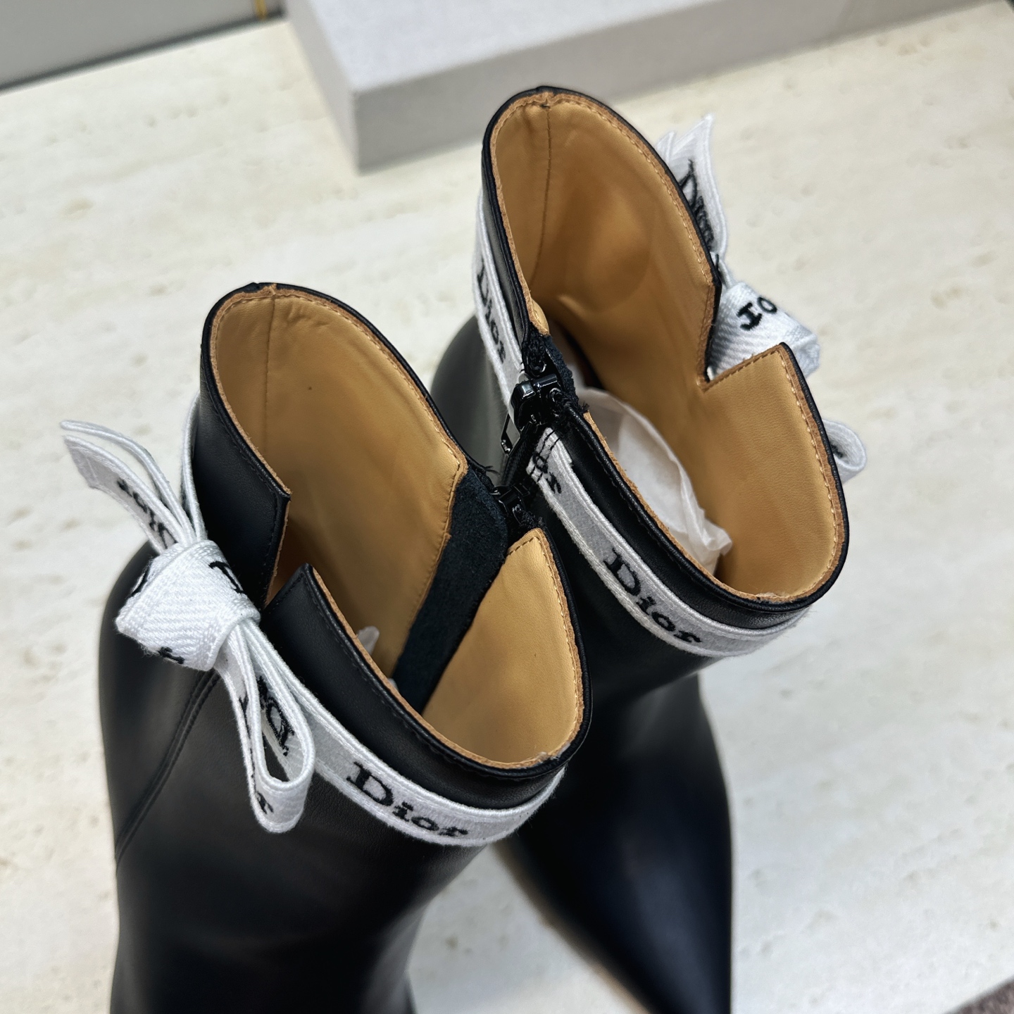 迪奥 DIOR 2026秋冬新款高定系列 J’ADIOR 骑士女短靴 明星同款CD字母logo织带蝴蝶结高跟尖头头机车及
