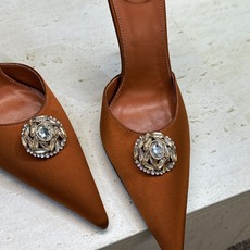 SAINT LAURENT PARIS 圣罗兰2026春夏新款高跟水钻女鞋 YSL字母logo五金扣尖头细跟穆勒凉拖鞋 SAINT LAURENT PARIS 圣罗兰2026春夏新款高跟水钻女鞋 YSL字母logo五金扣尖头细跟穆勒凉拖鞋