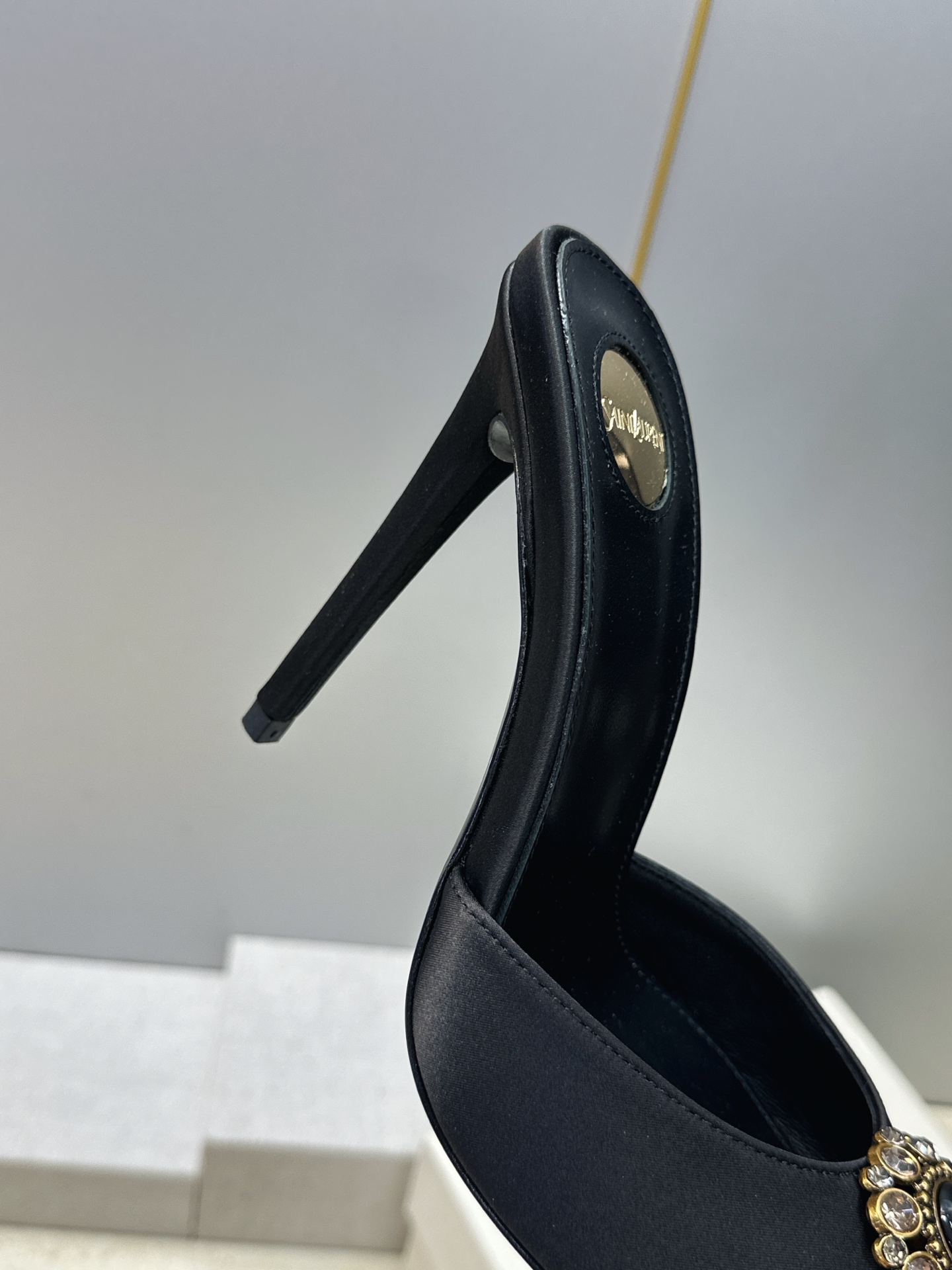 SAINT LAURENT PARIS 圣罗兰2026春夏新款高跟水钻女鞋 YSL字母logo五金扣尖头细跟穆勒凉拖鞋 SAINT LAURENT PARIS 圣罗兰2026春夏新款高跟水钻女鞋 YSL字母logo五金扣尖头细跟穆勒凉拖鞋