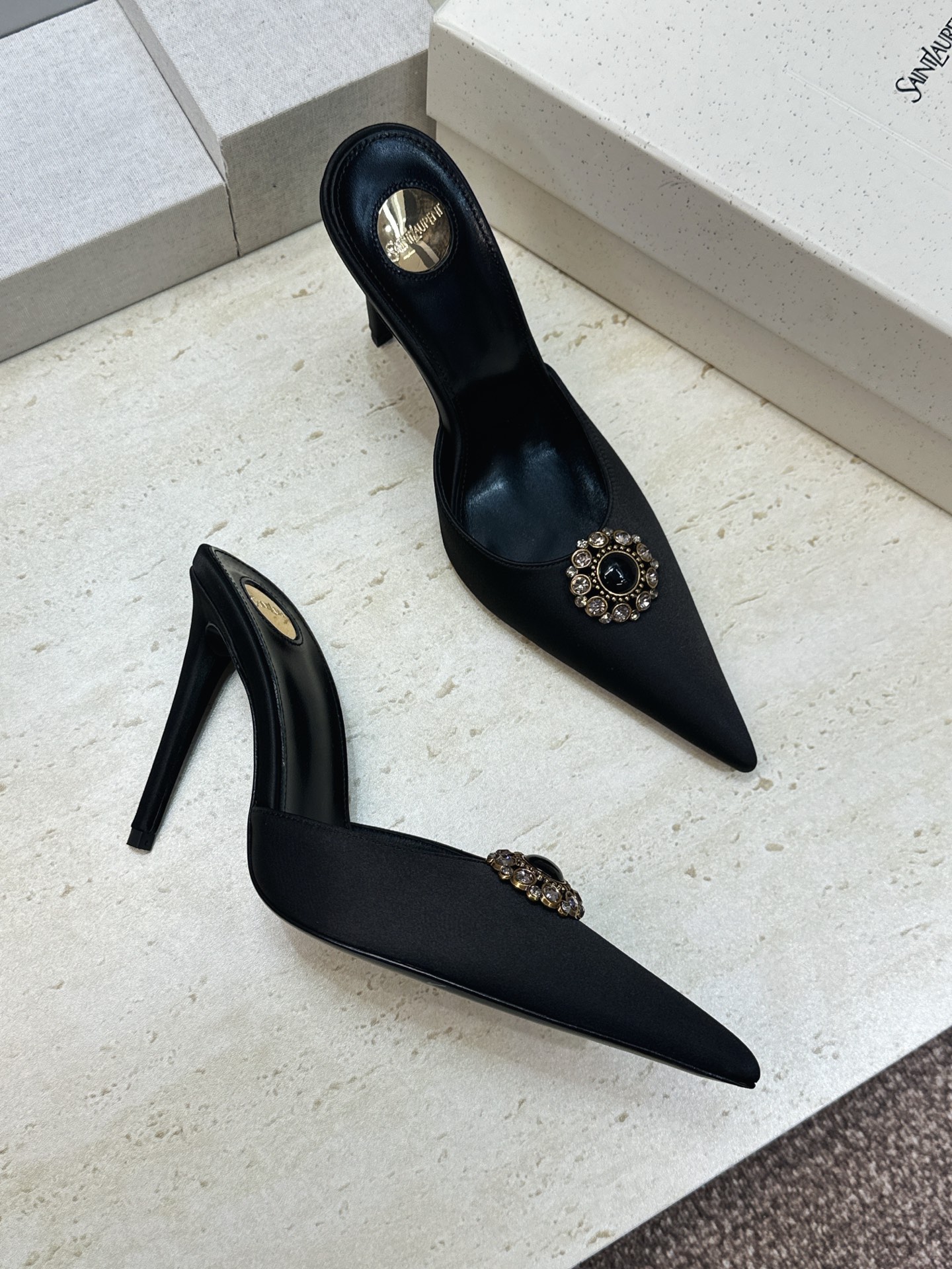 SAINT LAURENT PARIS 圣罗兰2026春夏新款高跟水钻女鞋 YSL字母logo五金扣尖头细跟穆勒凉拖鞋 SAINT LAURENT PARIS 圣罗兰2026春夏新款高跟水钻女鞋 YSL字母logo五金扣尖头细跟穆勒凉拖鞋