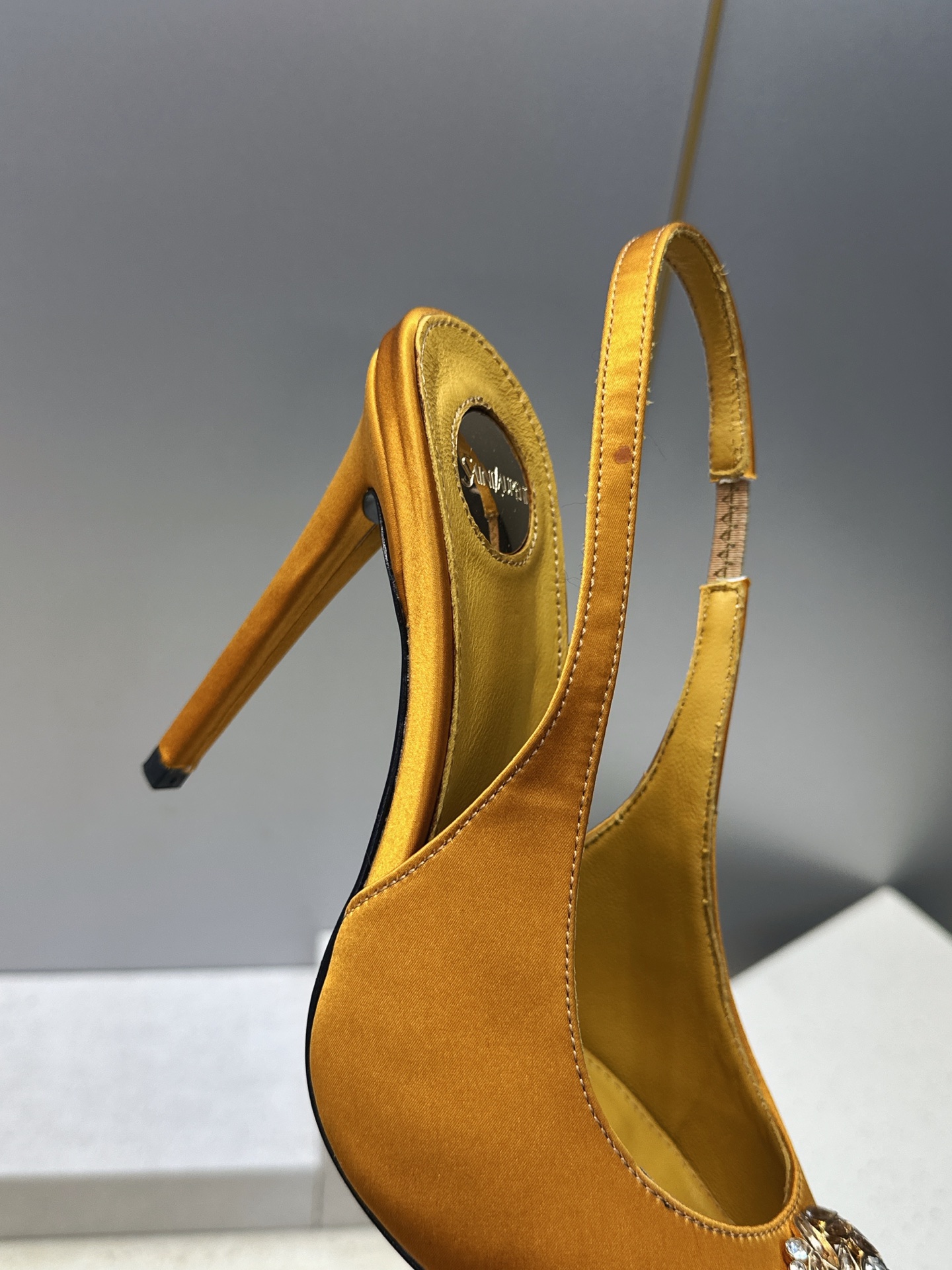 SAINT LAURENT PARIS 圣罗兰2026春夏新款高跟水钻女鞋  YSL字母logo五金扣尖头细跟后空凉鞋 