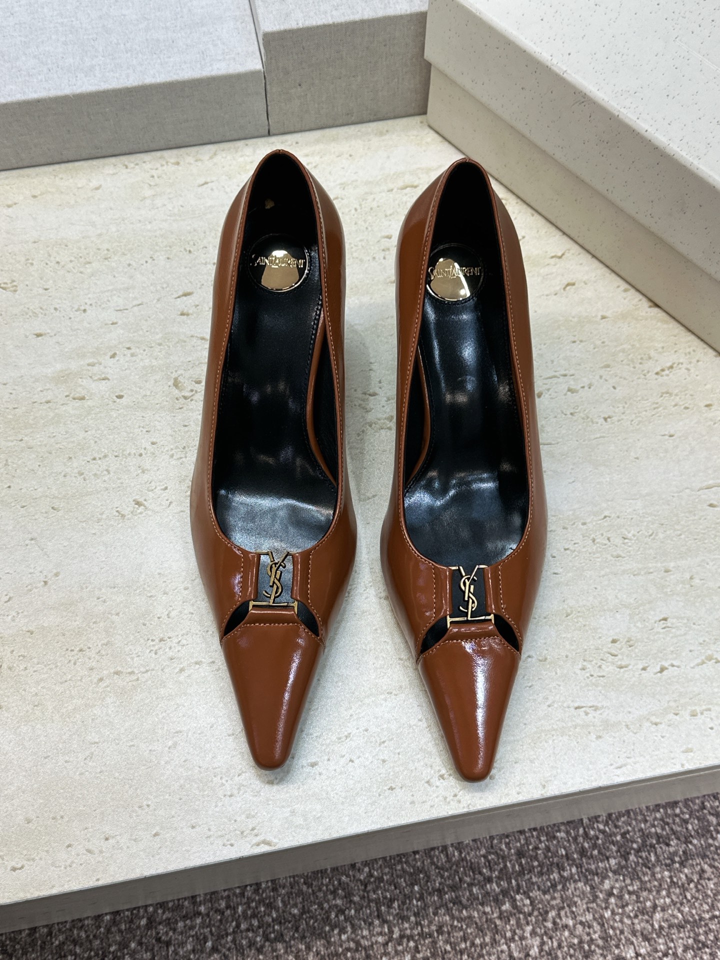 SAINT LAURENT PARIS 圣罗兰2026秋冬新款高跟女鞋 YSL字母logo五金扣明星同款细根尖头单鞋鞋 SAINT LAURENT PARIS 圣罗兰2026秋冬新款高跟女鞋 YSL字母logo五金扣明星同款细根尖头单鞋鞋