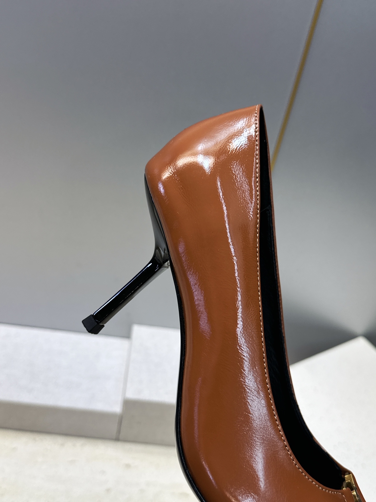 SAINT LAURENT PARIS 圣罗兰2026秋冬新款高跟女鞋 YSL字母logo五金扣明星同款细根尖头单鞋鞋 SAINT LAURENT PARIS 圣罗兰2026秋冬新款高跟女鞋 YSL字母logo五金扣明星同款细根尖头单鞋鞋