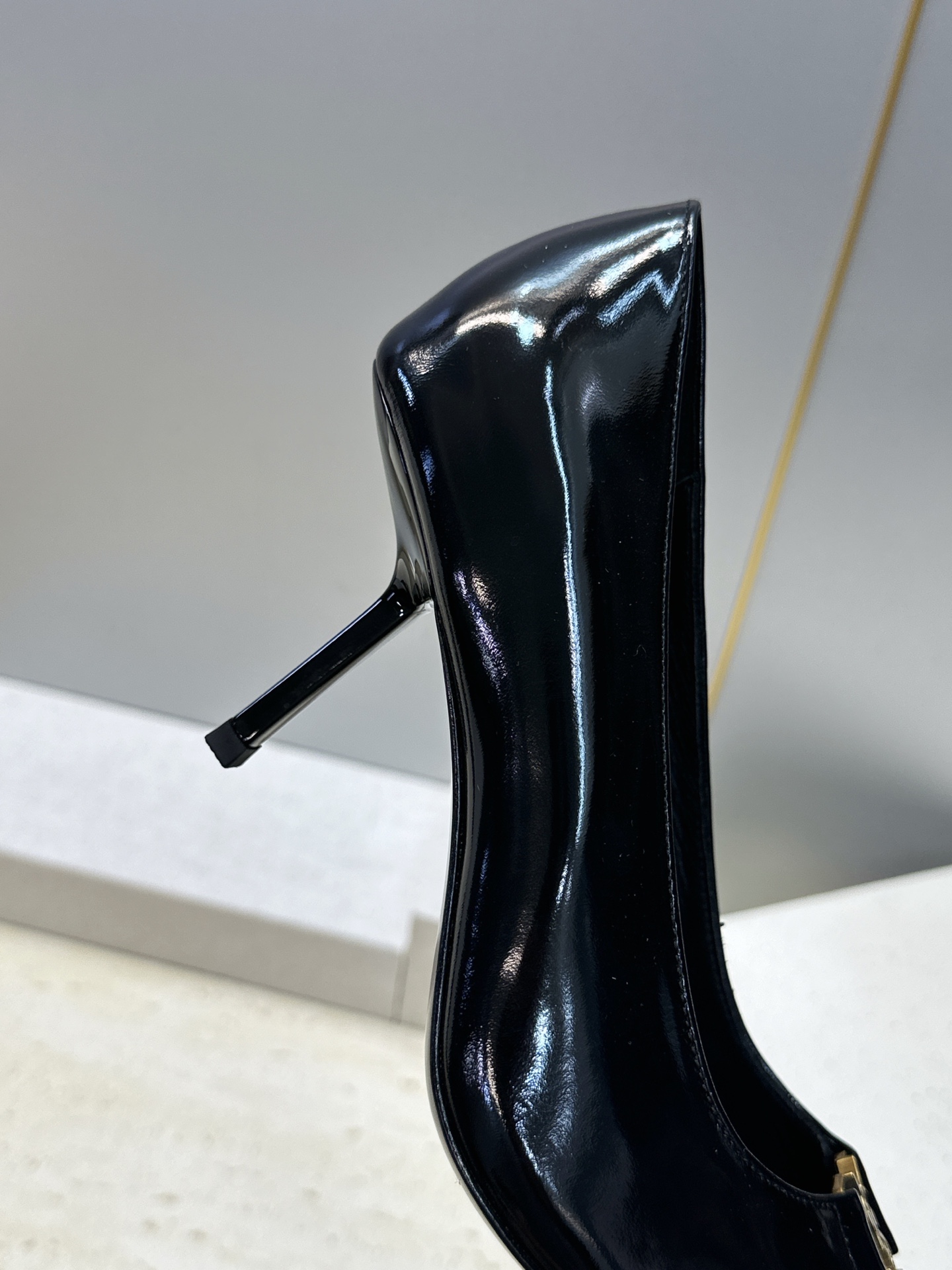 SAINT LAURENT PARIS 圣罗兰2026秋冬新款高跟女鞋 YSL字母logo五金扣明星同款细根尖头单鞋鞋 SAINT LAURENT PARIS 圣罗兰2026秋冬新款高跟女鞋 YSL字母logo五金扣明星同款细根尖头单鞋鞋