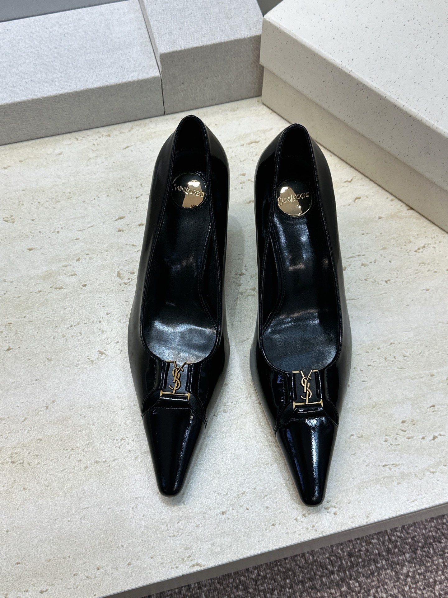 SAINT LAURENT PARIS 圣罗兰2026秋冬新款高跟女鞋 YSL字母logo五金扣明星同款细根尖头单鞋鞋 SAINT LAURENT PARIS 圣罗兰2026秋冬新款高跟女鞋 YSL字母logo五金扣明星同款细根尖头单鞋鞋