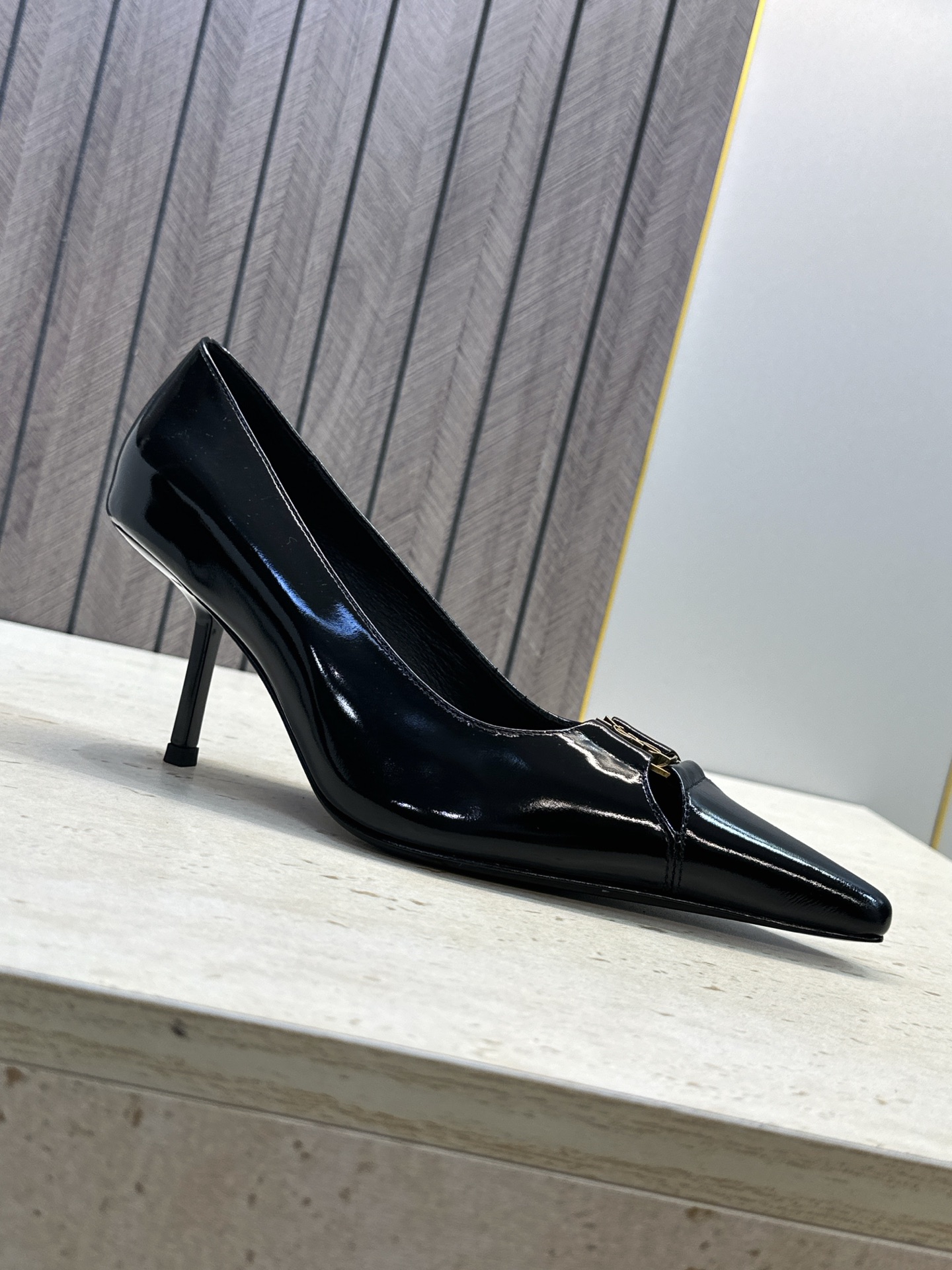 SAINT LAURENT PARIS 圣罗兰2026秋冬新款高跟女鞋 YSL字母logo五金扣明星同款细根尖头单鞋鞋 SAINT LAURENT PARIS 圣罗兰2026秋冬新款高跟女鞋 YSL字母logo五金扣明星同款细根尖头单鞋鞋