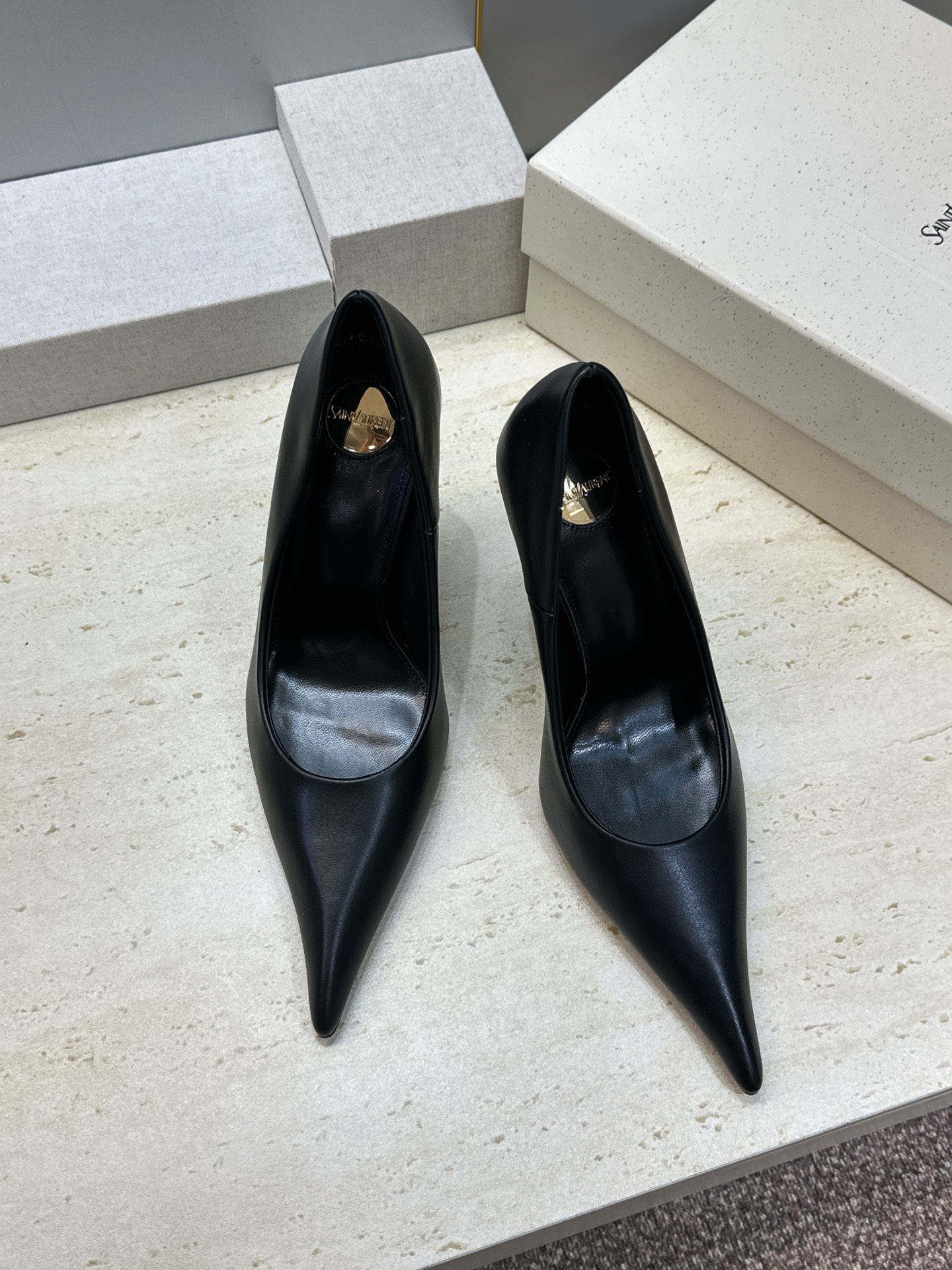 SAINT LAURENT PARIS 圣罗兰2026秋冬新款时尚高跟女鞋 YSL字母logo五金扣明星同款细根尖头单 SAINT LAURENT PARIS 圣罗兰2026秋冬新款时尚高跟女鞋 YSL字母logo五金扣明星同款细根尖头单