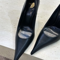 SAINT LAURENT PARIS 圣罗兰2026秋冬新款时尚高跟女鞋 YSL字母logo五金扣明星同款细根尖头单 SAINT LAURENT PARIS 圣罗兰2026秋冬新款时尚高跟女鞋 YSL字母logo五金扣明星同款细根尖头单