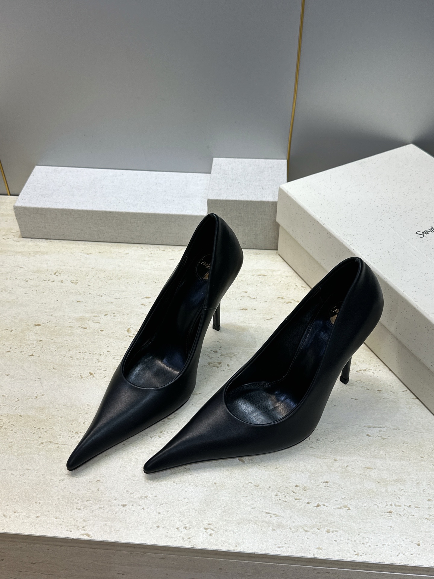 SAINT LAURENT PARIS 圣罗兰2026秋冬新款时尚高跟女鞋 YSL字母logo五金扣明星同款细根尖头单 SAINT LAURENT PARIS 圣罗兰2026秋冬新款时尚高跟女鞋 YSL字母logo五金扣明星同款细根尖头单