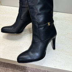 Saint Lauren 圣罗兰 2026秋冬新款及膝骑士女长靴 YSL字母logo五金扣高跟圆头一脚蹬高筒机车马丁靴 Saint Lauren 圣罗兰 2026秋冬新款及膝骑士女长靴 YSL字母logo五金扣高跟圆头一脚蹬高筒机车马丁靴