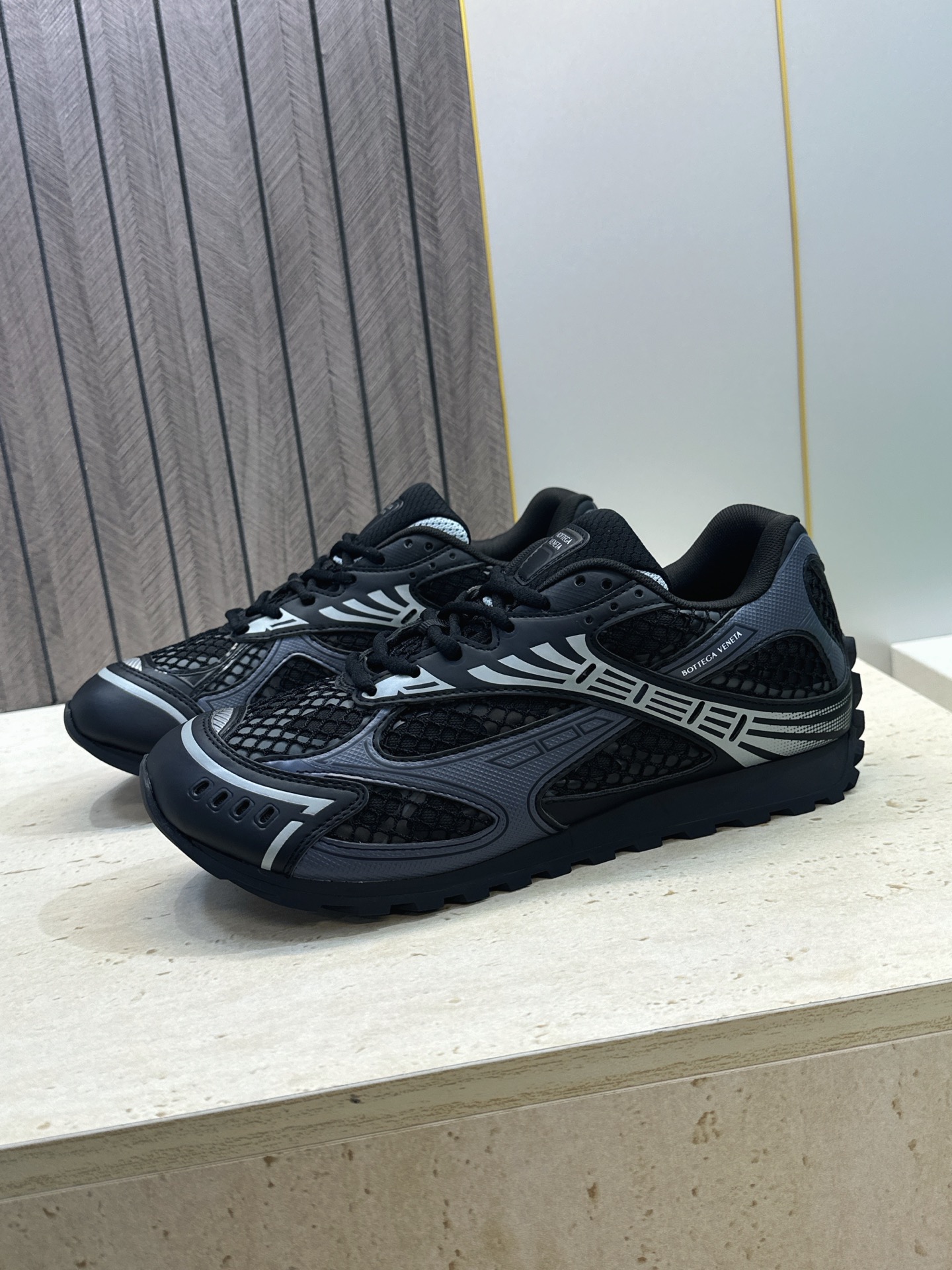 Bottega Veneta 葆蝶家2026春夏情侣新款系带休闲运动鞋 BV字母logo厚底圆头拼色老爹跑鞋 材质鞋面原