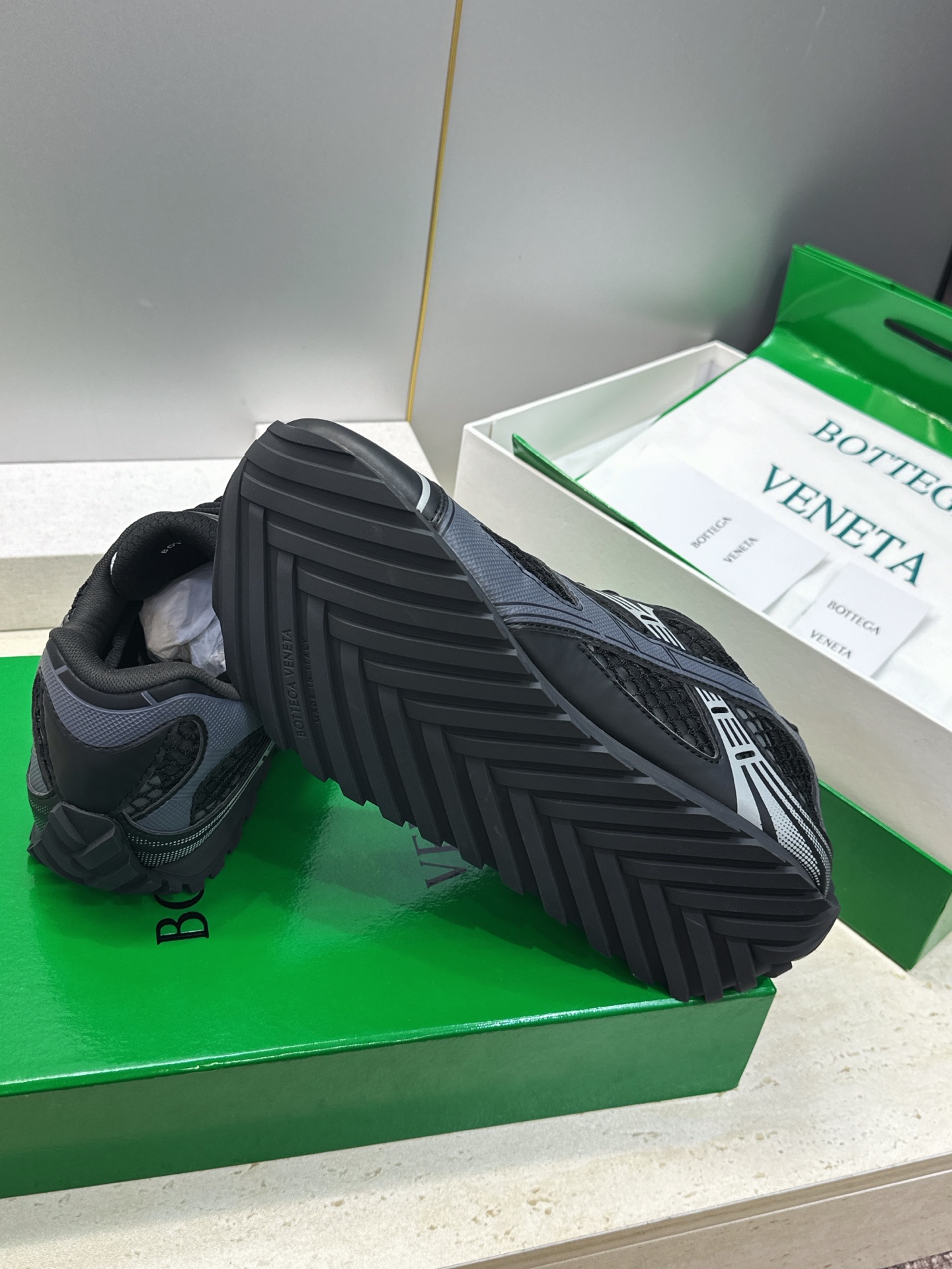 Bottega Veneta 葆蝶家2026春夏情侣新款系带休闲运动鞋 BV字母logo厚底圆头拼色老爹跑鞋 材质鞋面原
