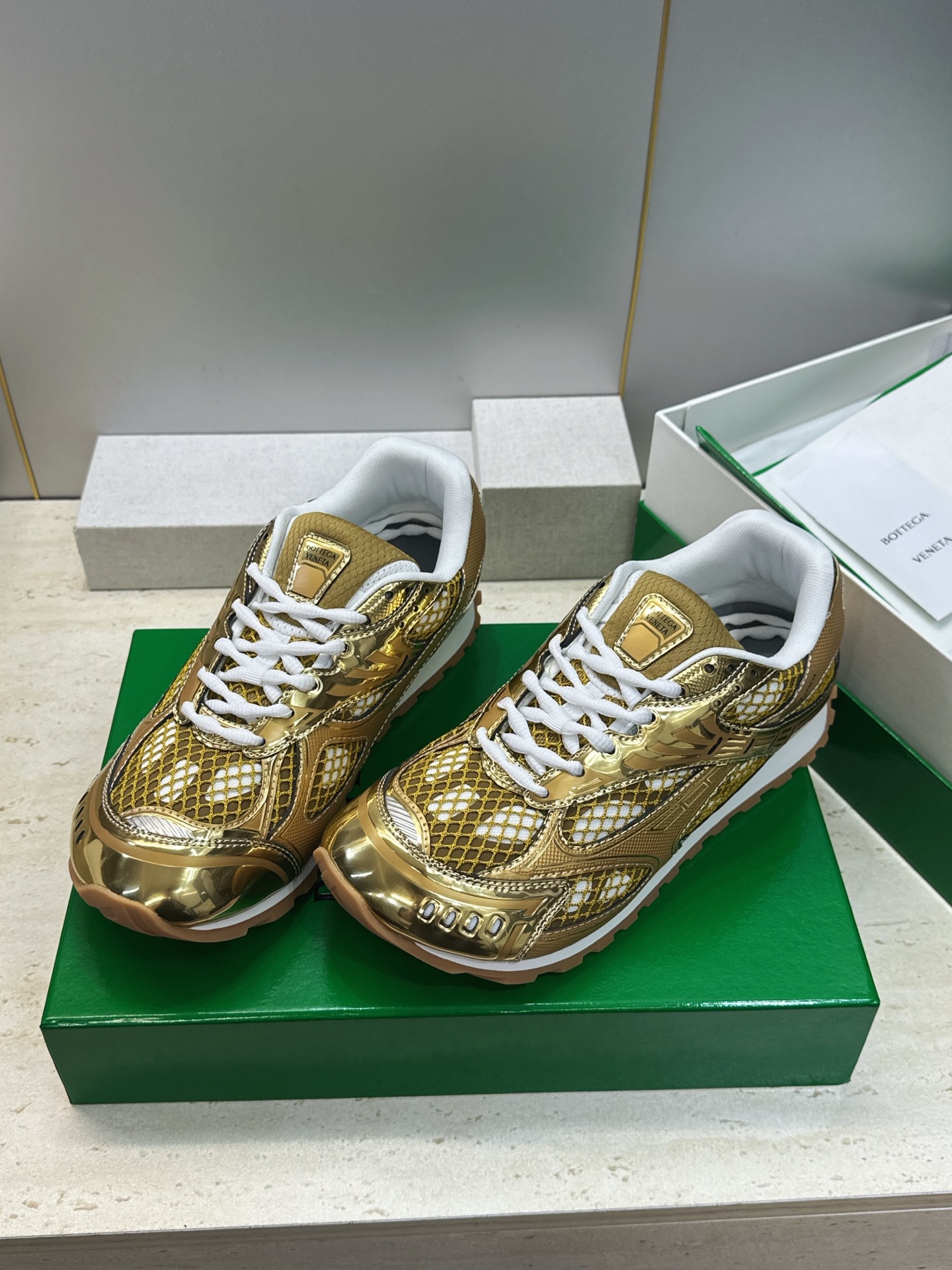 Bottega Veneta 葆蝶家2026春夏情侣新款系带休闲运动鞋 BV字母logo厚底圆头拼色老爹跑鞋 材质鞋面原