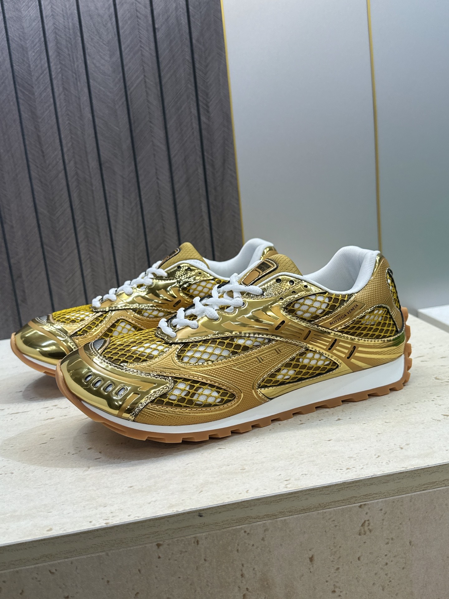 Bottega Veneta 葆蝶家2026春夏情侣新款系带休闲运动鞋 BV字母logo厚底圆头拼色老爹跑鞋 材质鞋面原