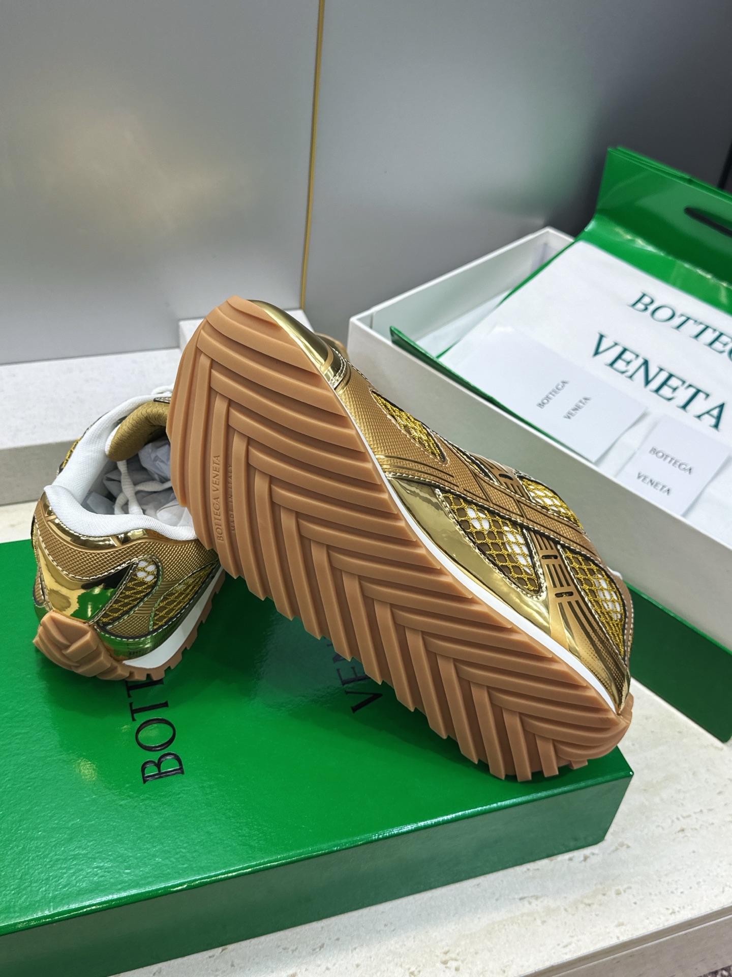 Bottega Veneta 葆蝶家2026春夏情侣新款系带休闲运动鞋 BV字母logo厚底圆头拼色老爹跑鞋 材质鞋面原