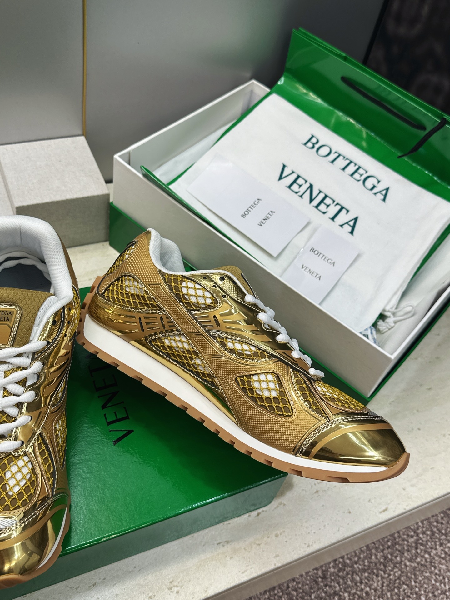 Bottega Veneta 葆蝶家2026春夏情侣新款系带休闲运动鞋 BV字母logo厚底圆头拼色老爹跑鞋 材质鞋面原