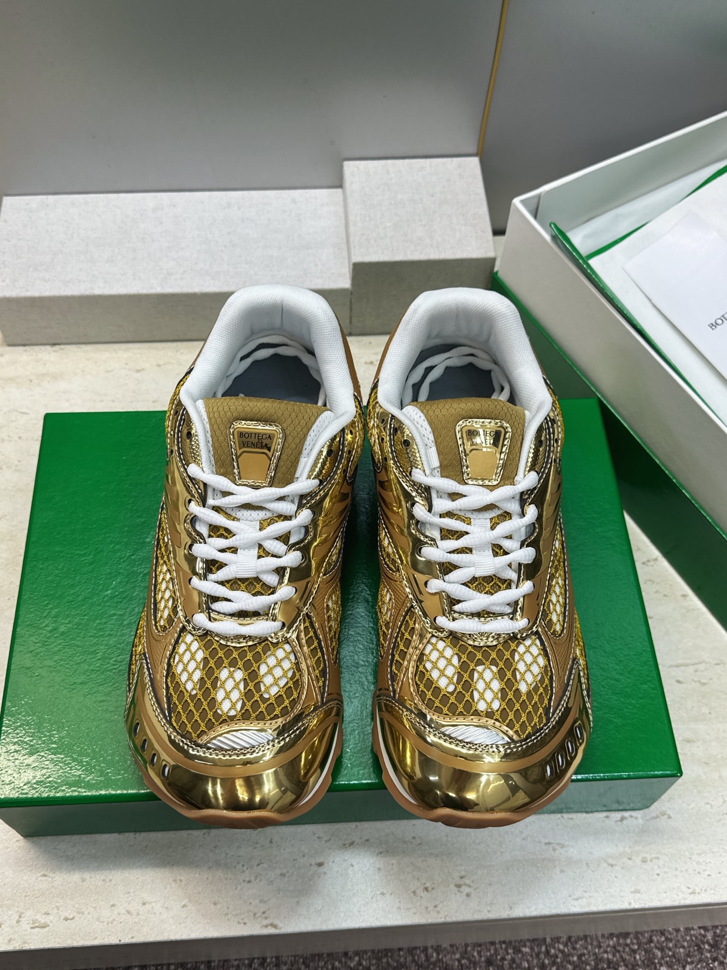 Bottega Veneta 葆蝶家2026春夏情侣新款系带休闲运动鞋 BV字母logo厚底圆头拼色老爹跑鞋 材质鞋面原
