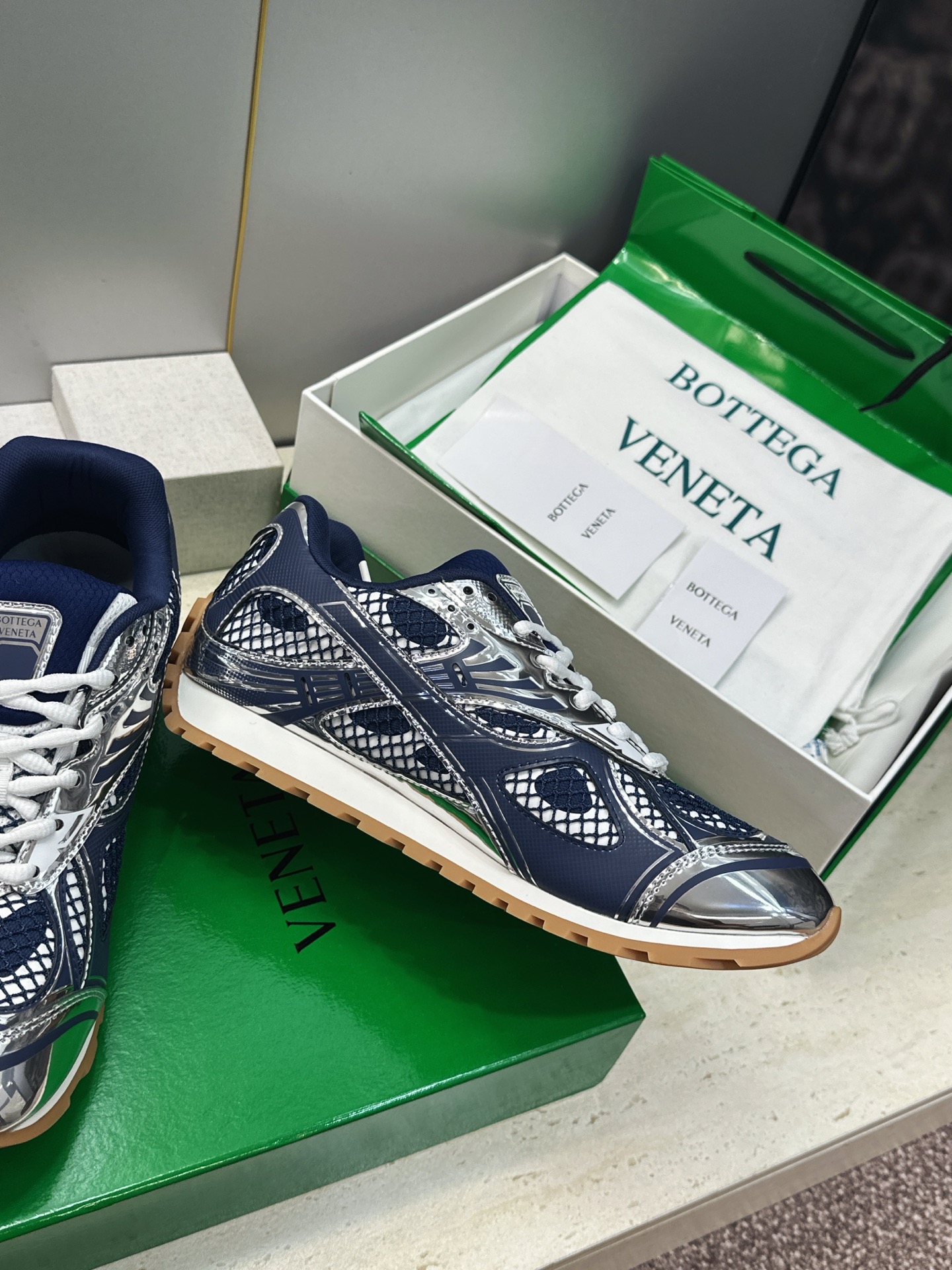 Bottega Veneta 葆蝶家2026春夏情侣新款系带休闲运动鞋 BV字母logo厚底圆头拼色老爹跑鞋 材质鞋面原 Bottega Veneta 葆蝶家2026春夏情侣新款系带休闲运动鞋 BV字母logo厚底圆头拼色老爹跑鞋 材质鞋面原