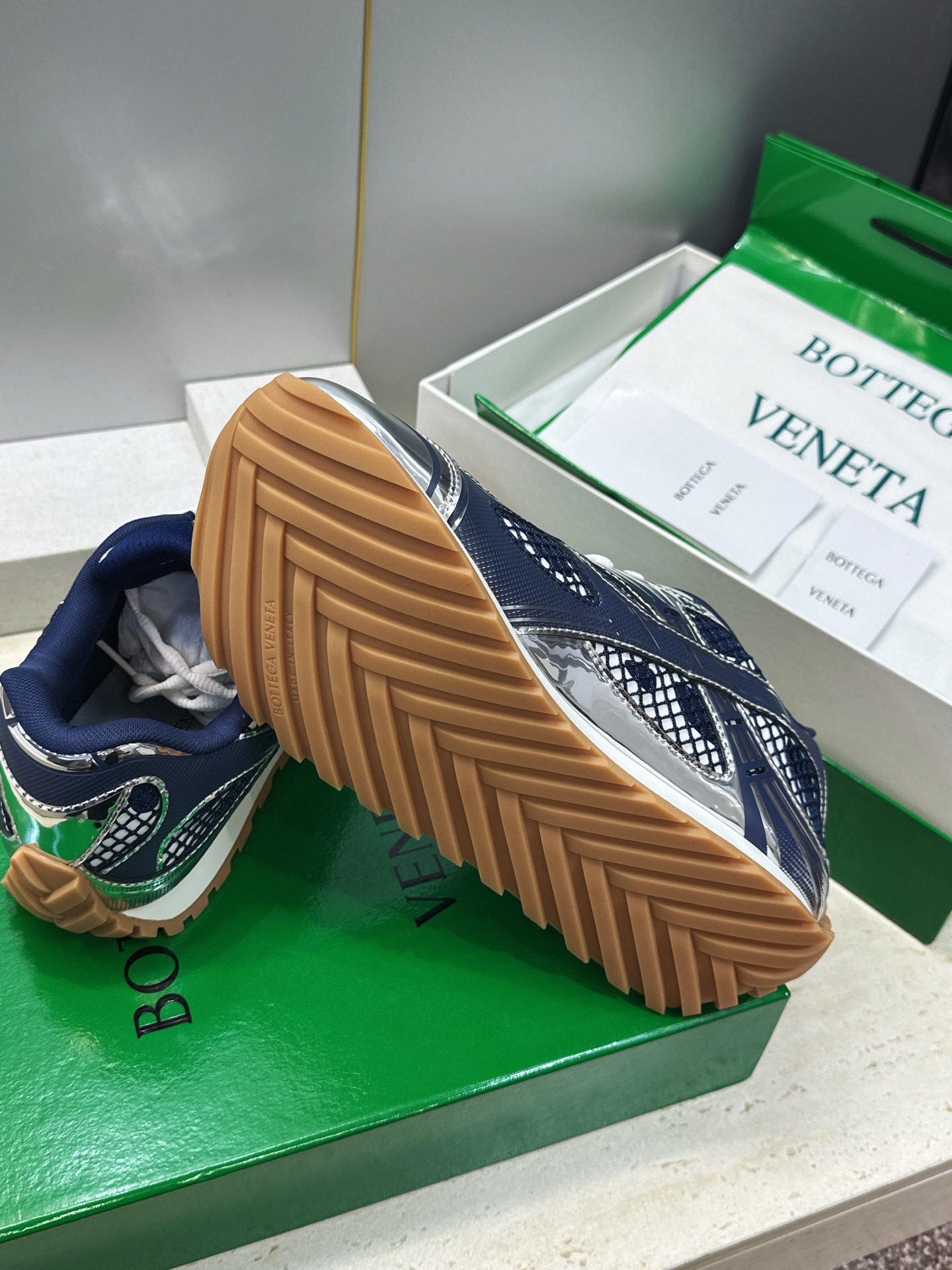 Bottega Veneta 葆蝶家2026春夏情侣新款系带休闲运动鞋 BV字母logo厚底圆头拼色老爹跑鞋 材质鞋面原 Bottega Veneta 葆蝶家2026春夏情侣新款系带休闲运动鞋 BV字母logo厚底圆头拼色老爹跑鞋 材质鞋面原