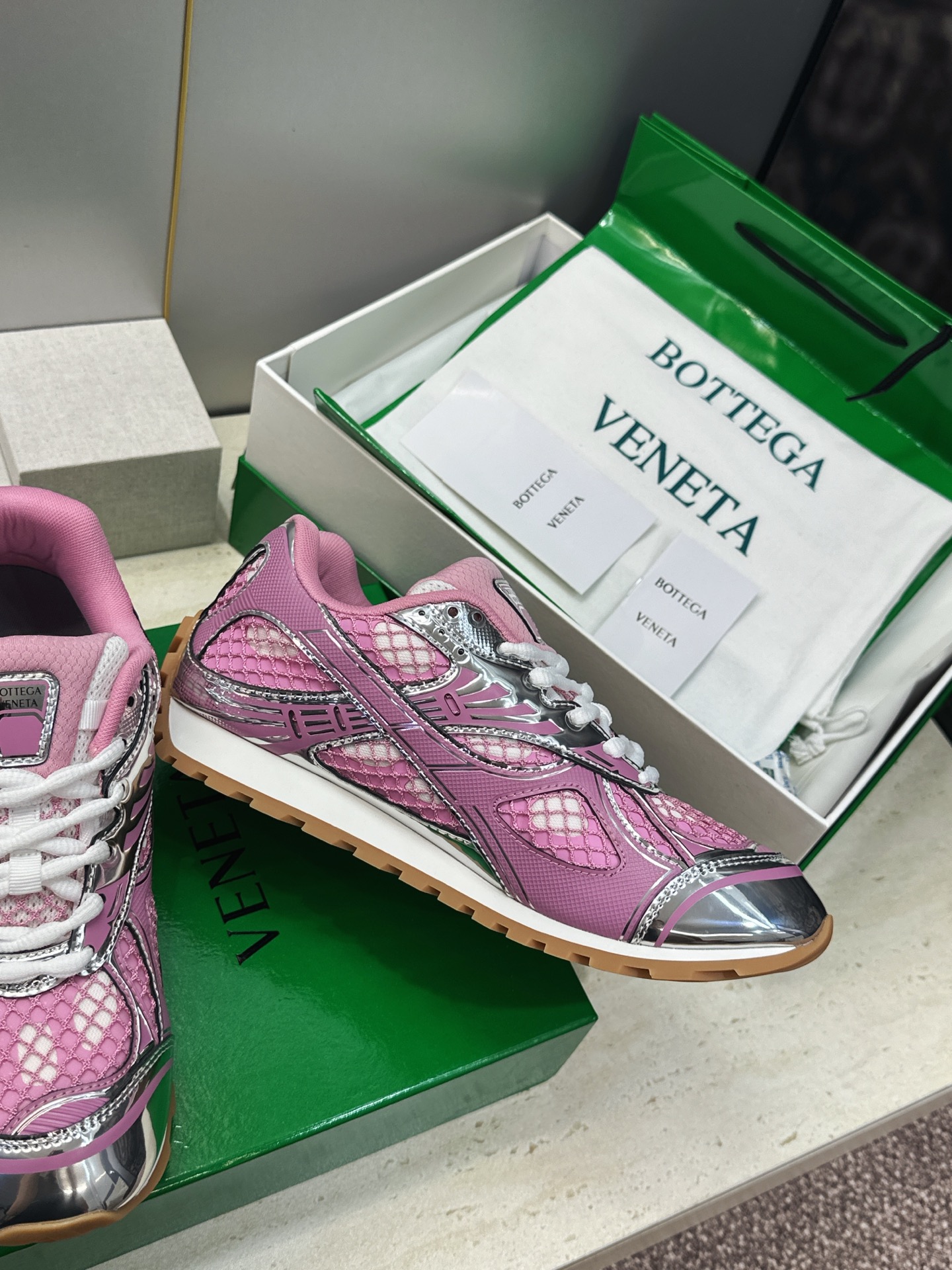 Bottega Veneta 葆蝶家2026春夏情侣新款系带休闲运动鞋 BV字母logo厚底圆头拼色老爹跑鞋 材质鞋面原 Bottega Veneta 葆蝶家2026春夏情侣新款系带休闲运动鞋 BV字母logo厚底圆头拼色老爹跑鞋 材质鞋面原