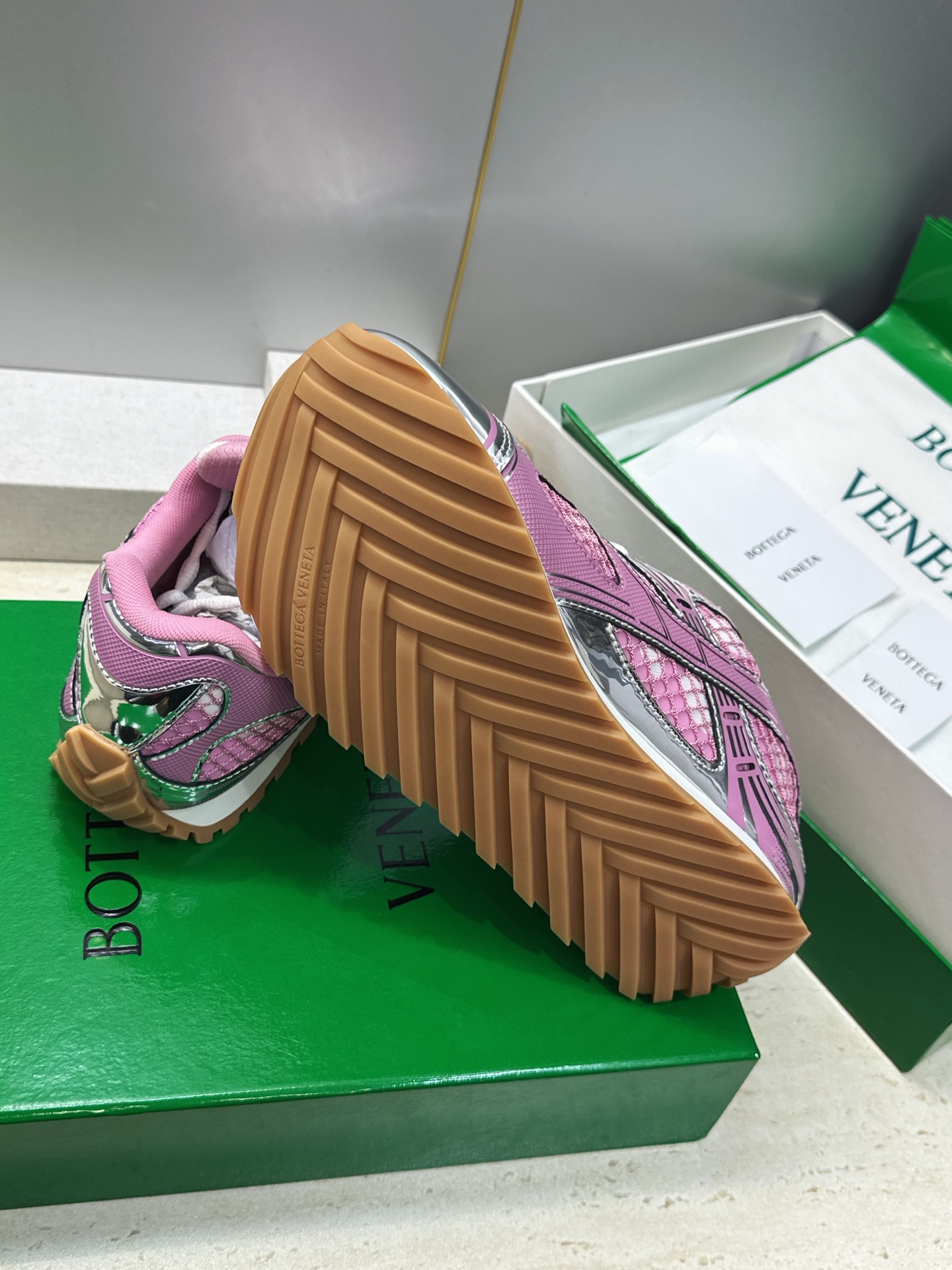 Bottega Veneta 葆蝶家2026春夏情侣新款系带休闲运动鞋 BV字母logo厚底圆头拼色老爹跑鞋 材质鞋面原 Bottega Veneta 葆蝶家2026春夏情侣新款系带休闲运动鞋 BV字母logo厚底圆头拼色老爹跑鞋 材质鞋面原