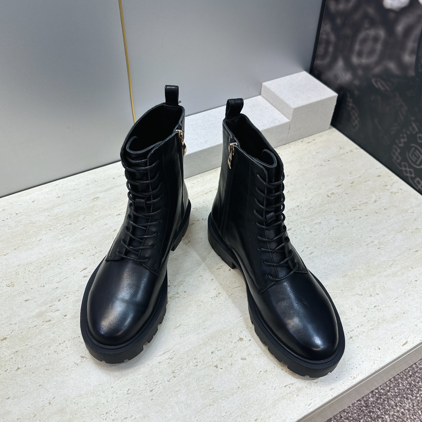 CELINE 2026秋冬新款系带机车女短靴 瑟琳字母logo厚底低跟圆头骑士军靴 材质鞋面进口小牛皮/进口羊猄皮+水染 CELINE 2026秋冬新款系带机车女短靴 瑟琳字母logo厚底低跟圆头骑士军靴 材质鞋面进口小牛皮/进口羊猄皮+水染