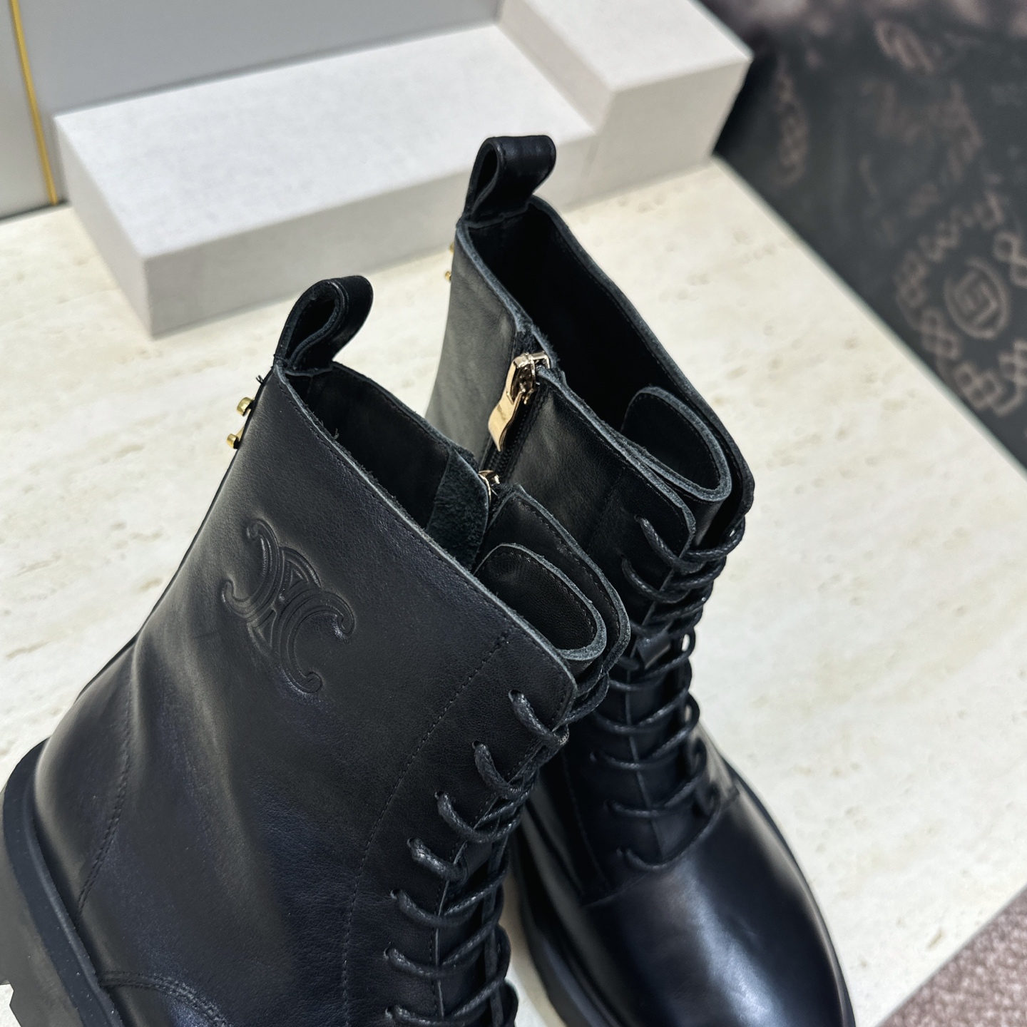 CELINE 2026秋冬新款系带机车女短靴 瑟琳字母logo厚底低跟圆头骑士军靴 材质鞋面进口小牛皮/进口羊猄皮+水染 CELINE 2026秋冬新款系带机车女短靴 瑟琳字母logo厚底低跟圆头骑士军靴 材质鞋面进口小牛皮/进口羊猄皮+水染
