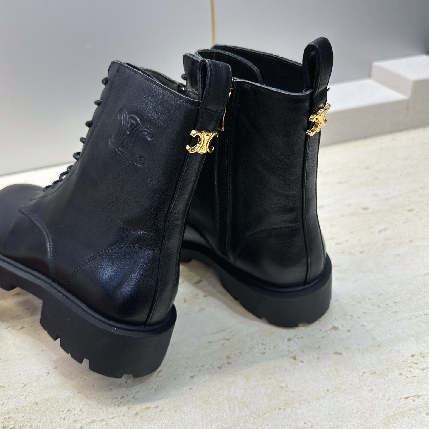 CELINE 2026秋冬新款系带机车女短靴 瑟琳字母logo厚底低跟圆头骑士军靴 材质鞋面进口小牛皮/进口羊猄皮+水染 CELINE 2026秋冬新款系带机车女短靴 瑟琳字母logo厚底低跟圆头骑士军靴 材质鞋面进口小牛皮/进口羊猄皮+水染