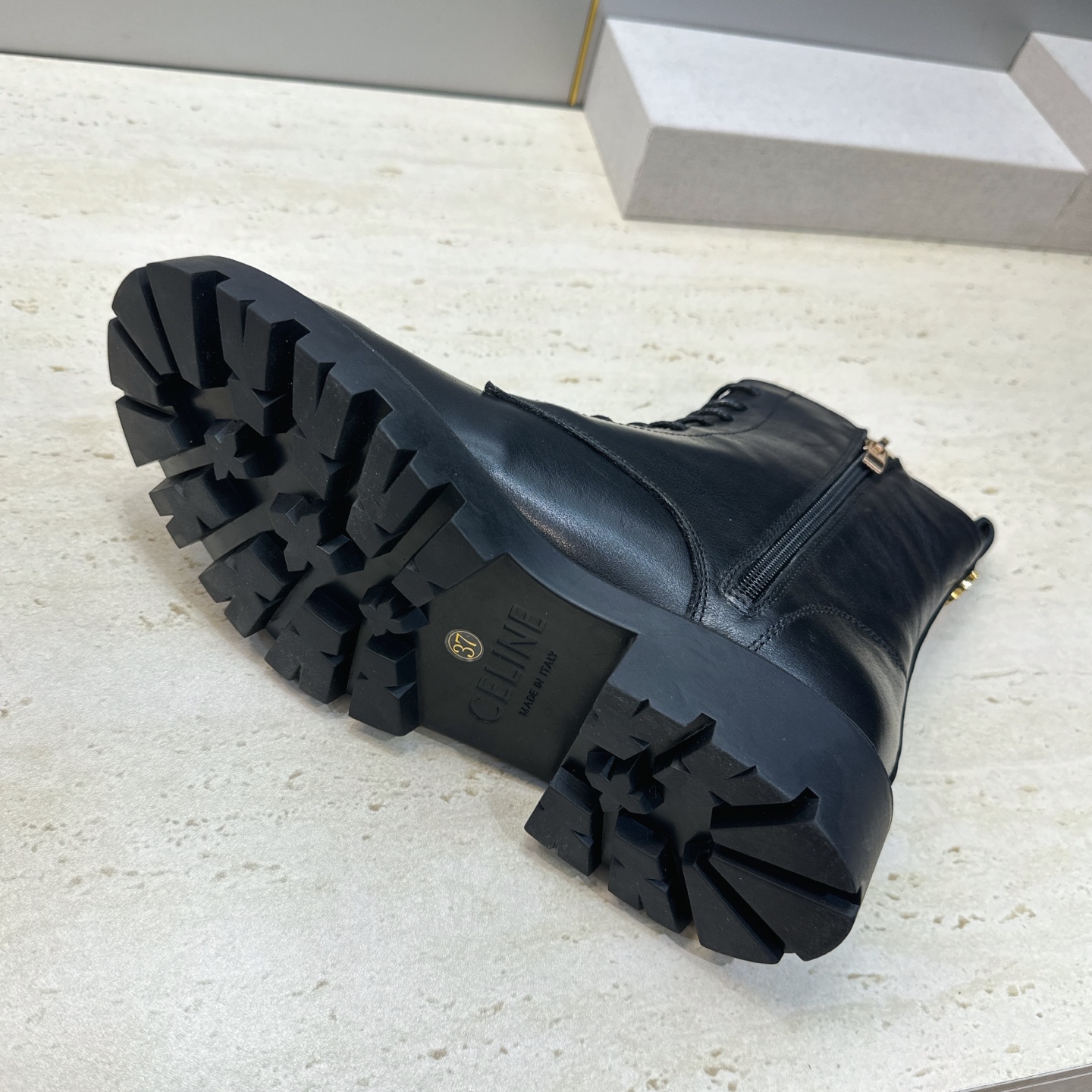 CELINE 2026秋冬新款系带机车女短靴 瑟琳字母logo厚底低跟圆头骑士军靴 材质鞋面进口小牛皮/进口羊猄皮+水染 CELINE 2026秋冬新款系带机车女短靴 瑟琳字母logo厚底低跟圆头骑士军靴 材质鞋面进口小牛皮/进口羊猄皮+水染