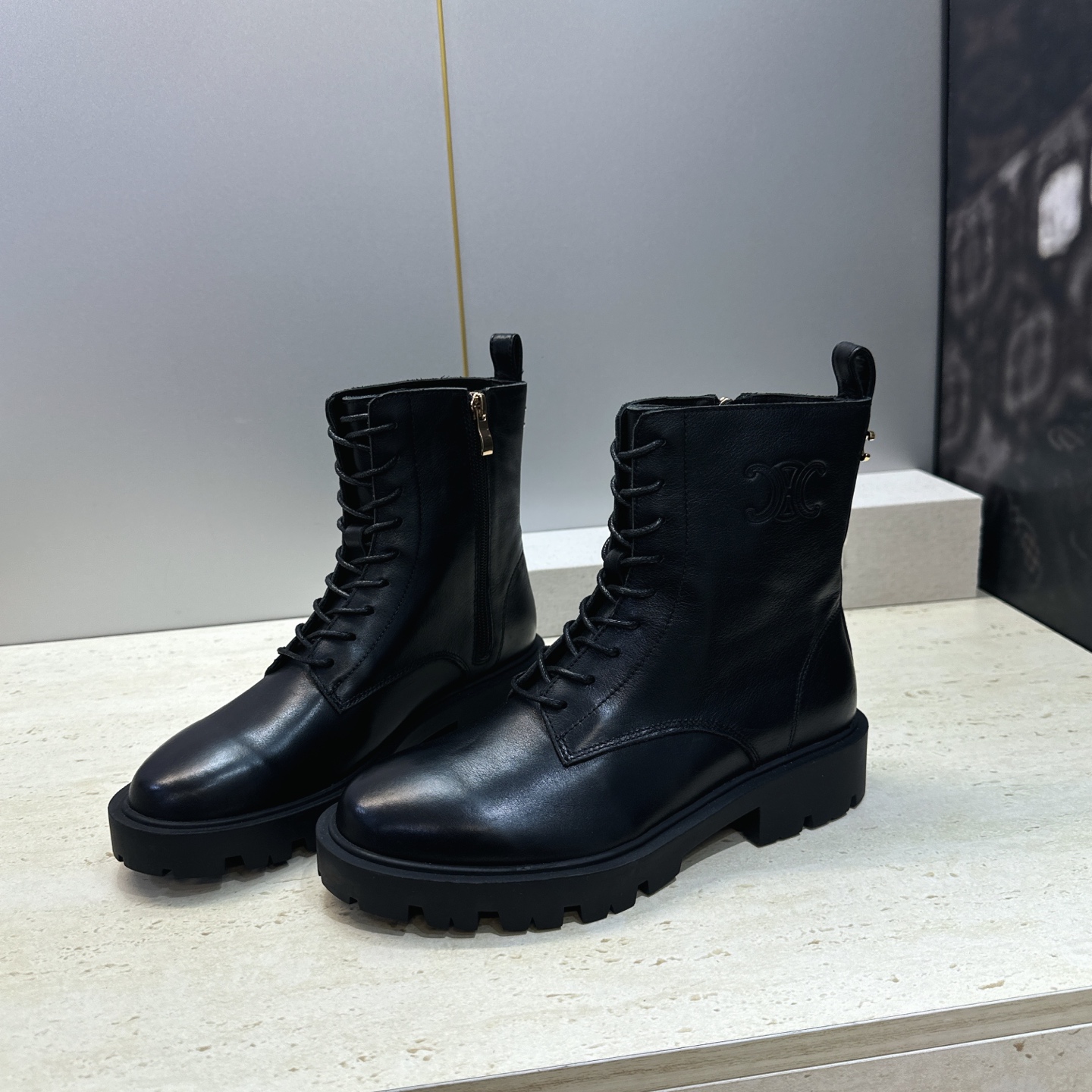 CELINE 2026秋冬新款系带机车女短靴 瑟琳字母logo厚底低跟圆头骑士军靴 材质鞋面进口小牛皮/进口羊猄皮+水染 CELINE 2026秋冬新款系带机车女短靴 瑟琳字母logo厚底低跟圆头骑士军靴 材质鞋面进口小牛皮/进口羊猄皮+水染