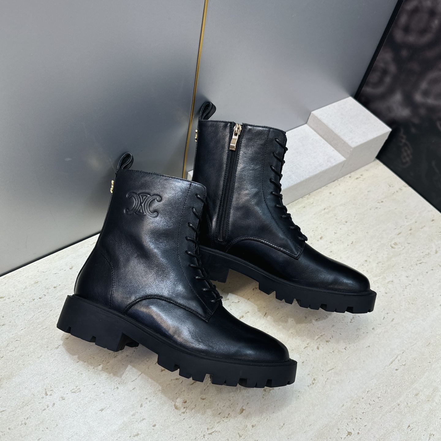 CELINE 2026秋冬新款系带机车女短靴 瑟琳字母logo厚底低跟圆头骑士军靴 材质鞋面进口小牛皮/进口羊猄皮+水染 CELINE 2026秋冬新款系带机车女短靴 瑟琳字母logo厚底低跟圆头骑士军靴 材质鞋面进口小牛皮/进口羊猄皮+水染